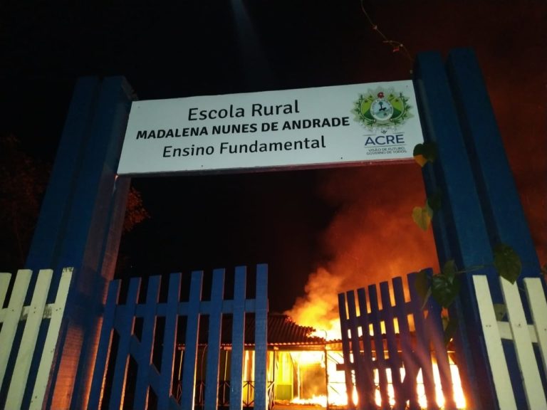 Em represália à prisão de comparsas, criminosos ateiam fogo em escola de Sena