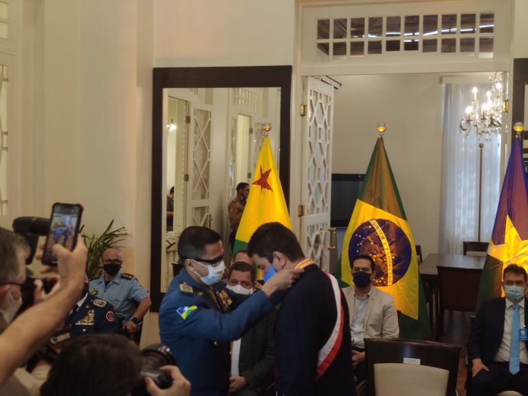 Gladson recebe honraria do Corpo de Bombeiros de Rondônia em solenidade no Palácio 