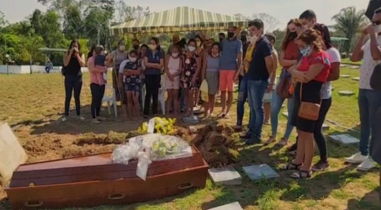 Jovem morta em acidente envolvendo filho de ex-juiz é sepultada pela família