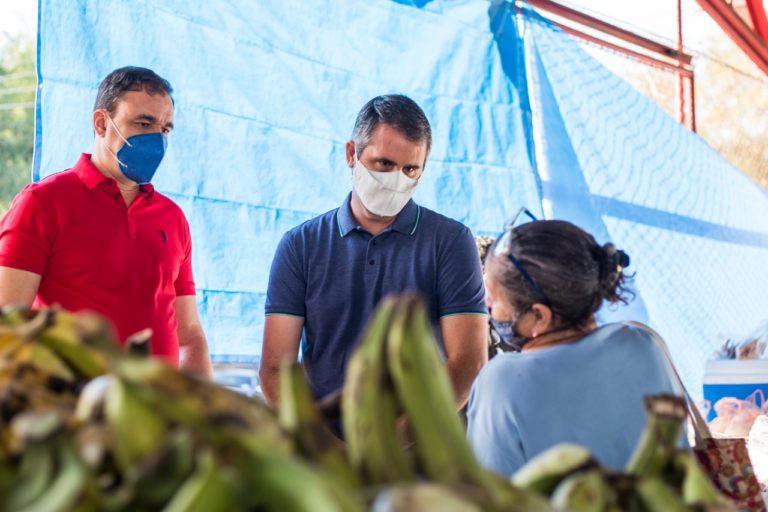 Campanha começou? Marcus Alexandre acorda cedo e visita mercados ao lado de Zen