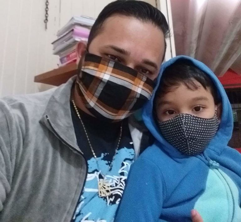 Entregador diz que pandemia o aproximou mais de seu filho: “Tenho mais tempo”