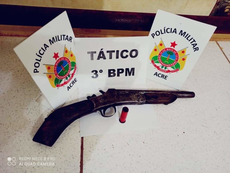 Homem em bicicleta foge da polícia e larga mochila com escopeta dentro