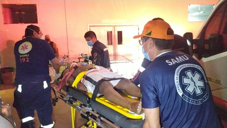 Motociclista é jogado por 15 metros ao ser atingido por carro; populares impediram fuga