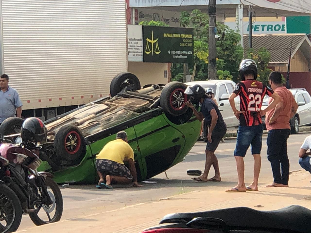 Motorista capota carro após bater em veículo estacionado em avenida de Cruzeiro do Sul