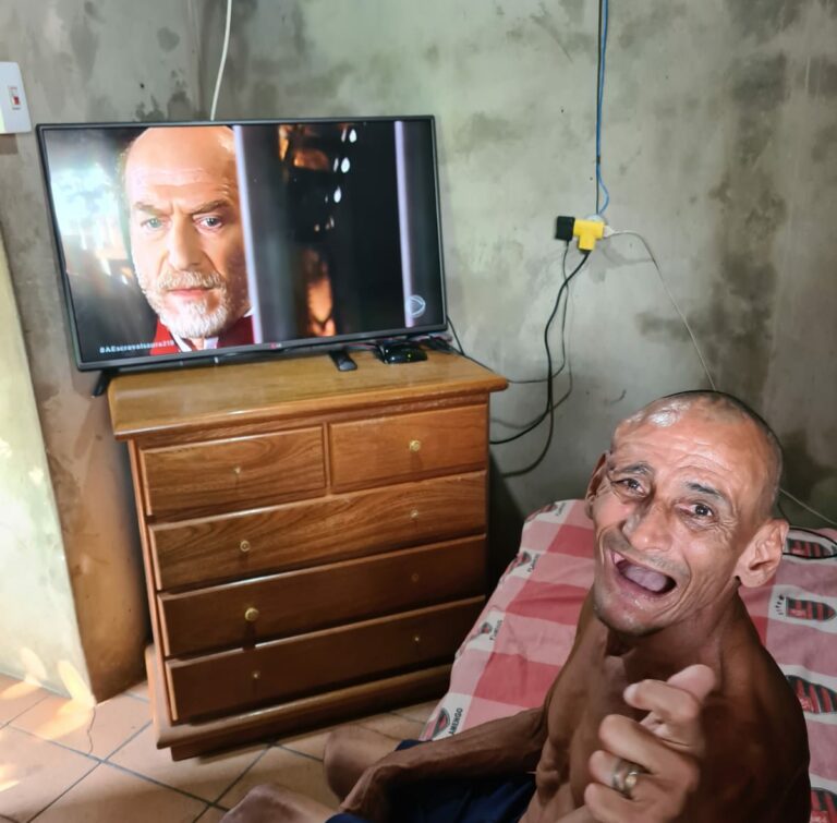 Mário consegue uma TV após campanha e mãe agradece: “Feição dele é outra”