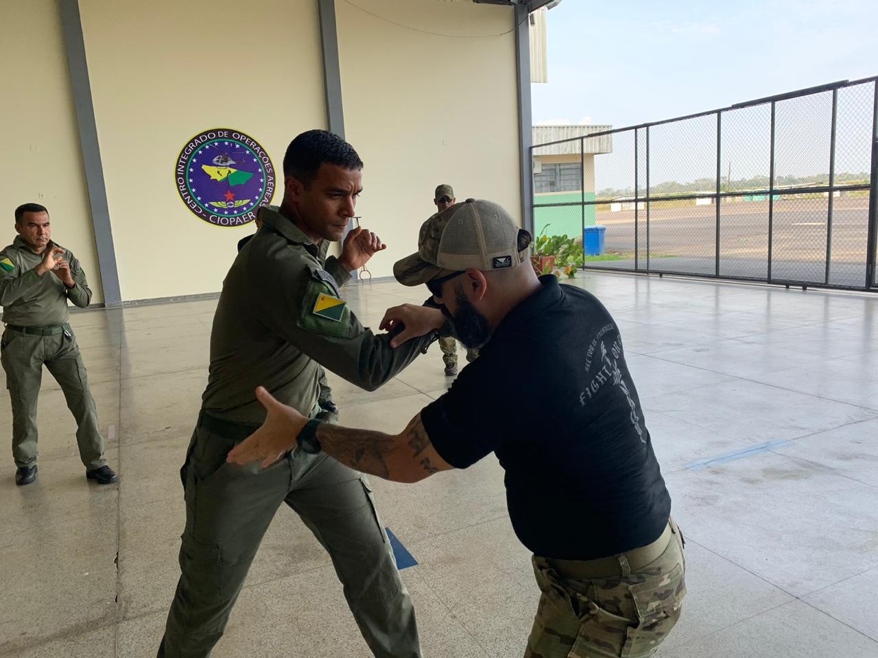 Integrantes do Ciopaer recebem treinamento de defesa e proteção a ataques com facas