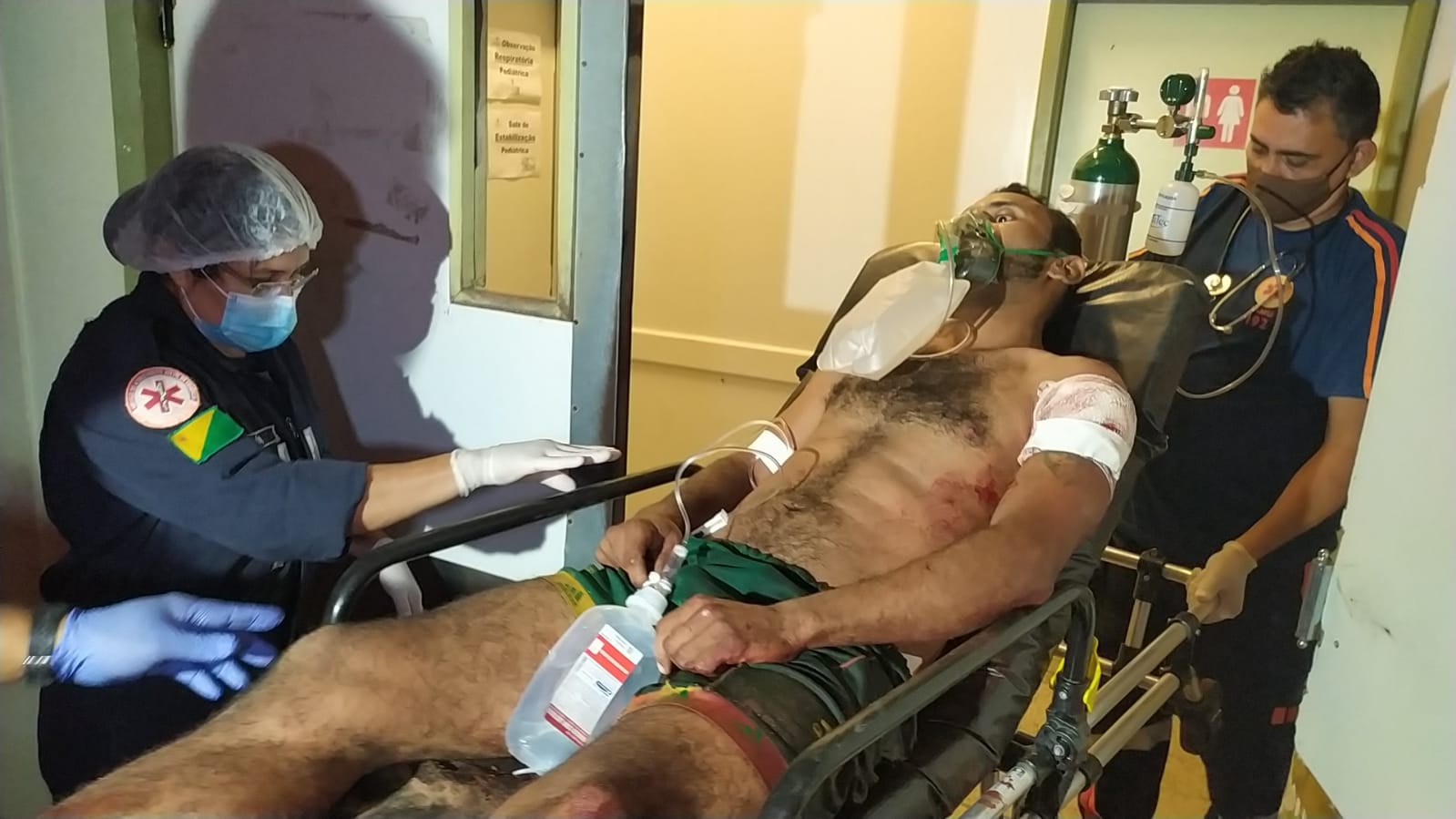 Criminosos invadem casa, atiram 8 vezes contra homem que foge para não morrer