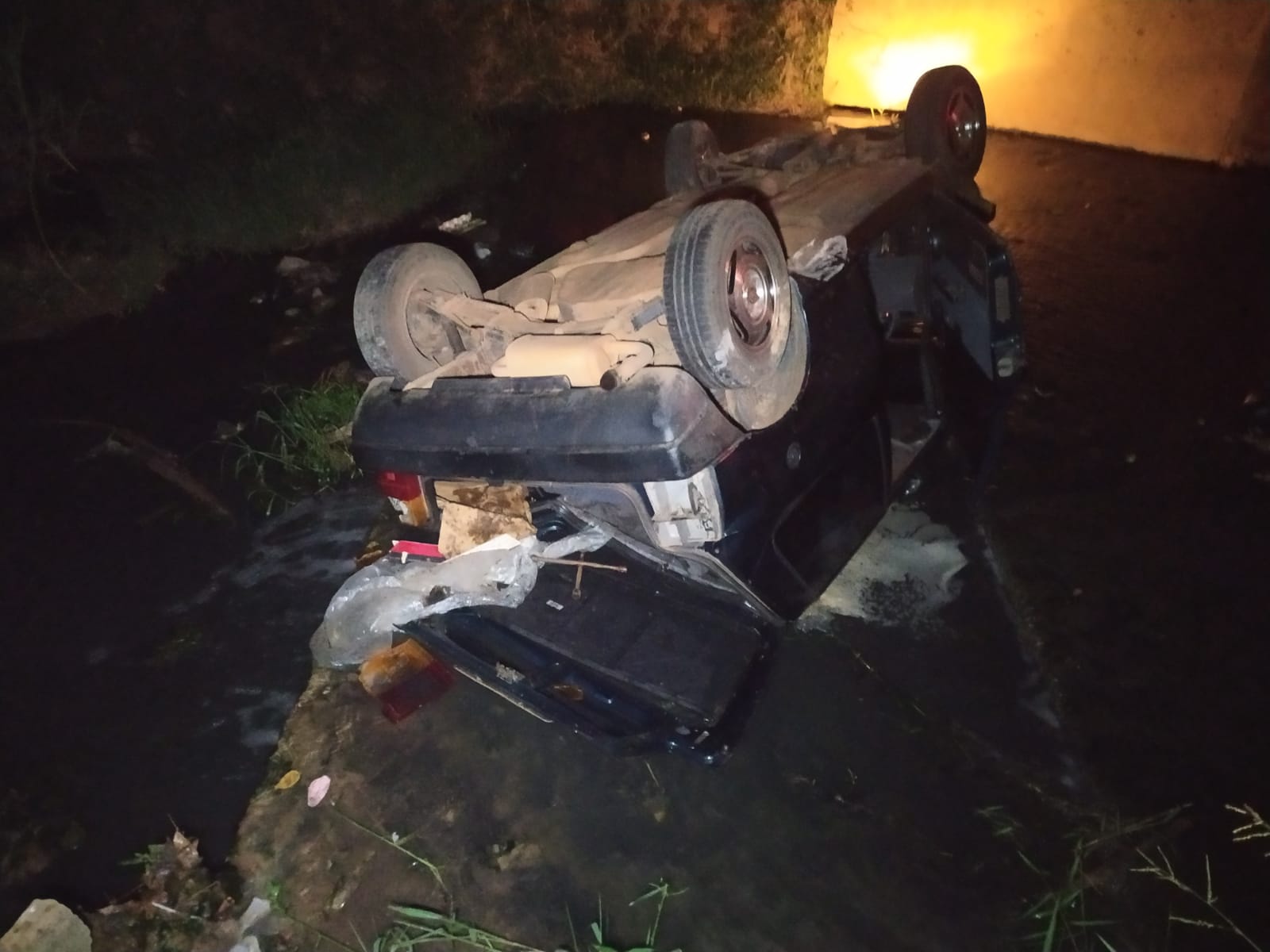 Mãe e filha de 8 anos ficam feridas após carro sair da pista e cair em córrego na Capital