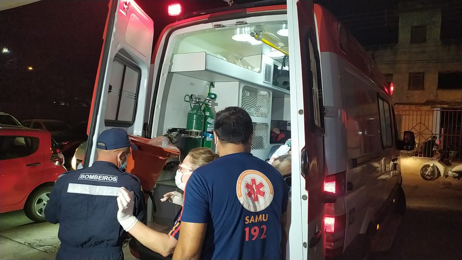 Homem tenta agredir esposa, mas acaba esfaqueado no abdômen