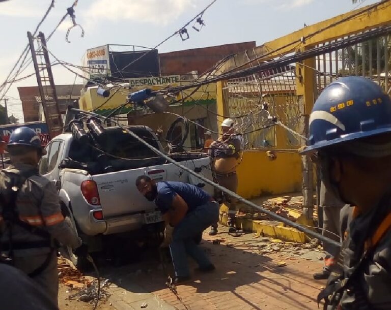 Caminhonete em alta velocidade derruba poste de energia na frente do 7º BEC