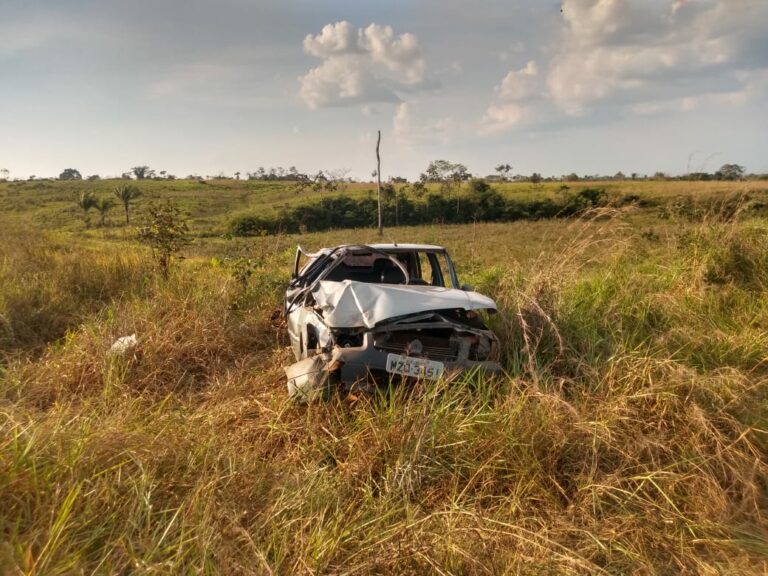 Carro capota na estrada de Porto Acre e quatro pessoas ficam feridas