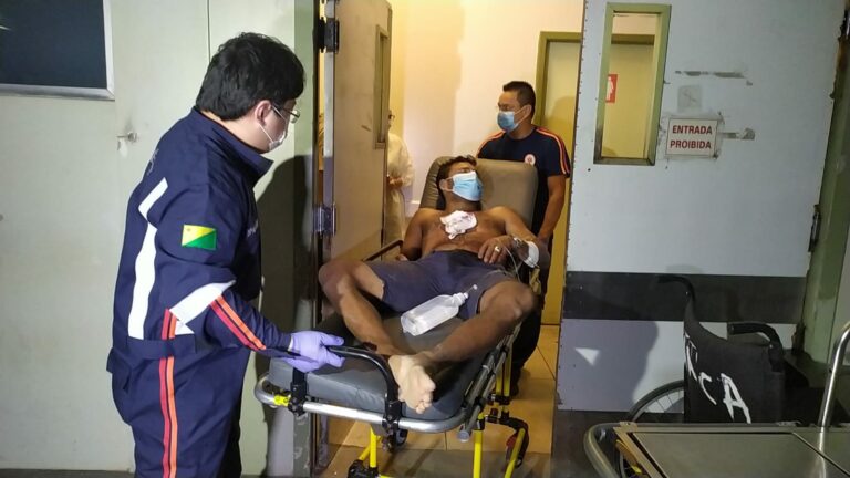 Com ciúmes, homem invade casa de ex e é esfaqueado pelo atual marido dela