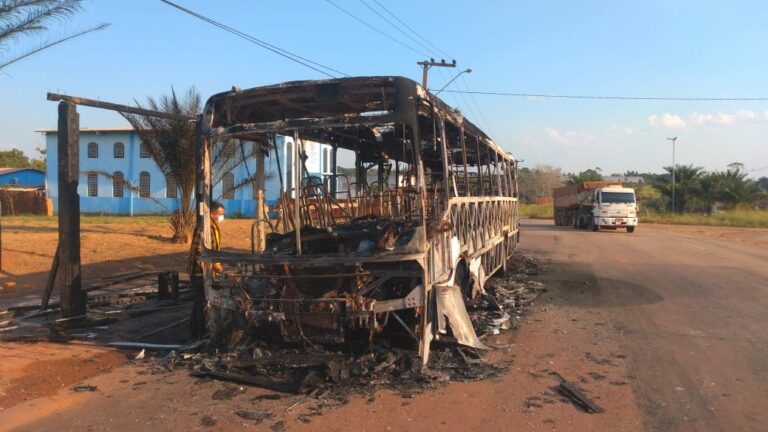 Ônibus da linha Santa Maria pega fogo próximo ao Top 15; veja vídeo
