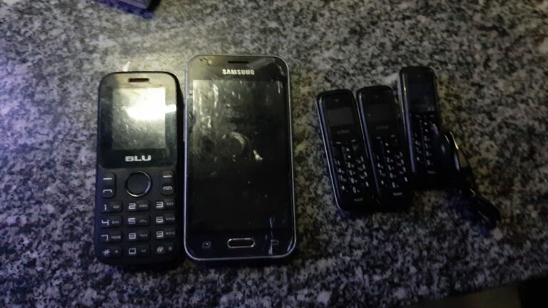 Na calada da noite bandidos jogam pacote de celulares no presídio de Sena