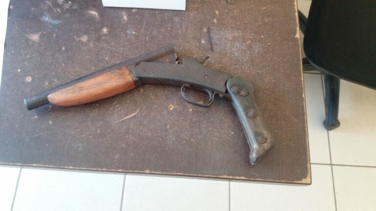 Jovem é preso e diz ter sido vítima de tentativa de assalto tomou arma de bandidos