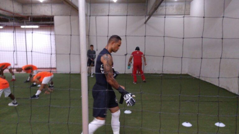 Goleiro Bruno inicia aquecimento no campo sintético; a bola rola daqui a pouco ao vivo no ContilNet