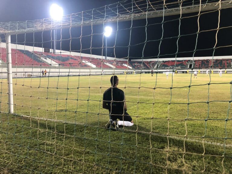 Bruno tenta driblar jogador, falha e leva primeiro gol; Rio Branco está na frente por 4 x 1