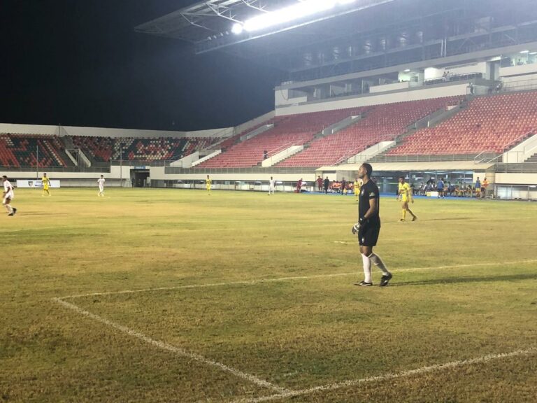 Goleiro do Nauas defende pênalti de Valtinho e Rio Branco perde chance do primeiro gol