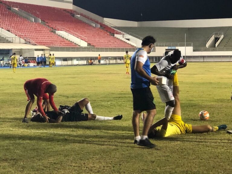 Em seu jogo de estreia, goleiro Bruno se machuca e recebe atendimento médico