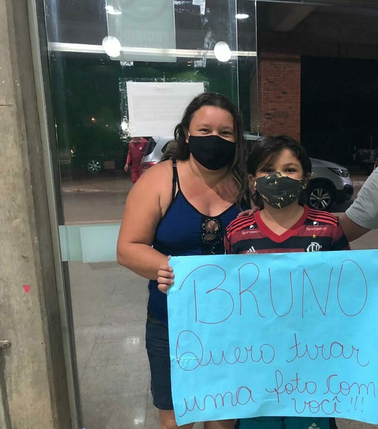 Mãe leva filho de 12 anos para encontrar com goleiro Bruno: “Sonho ser jogador, como ele”
