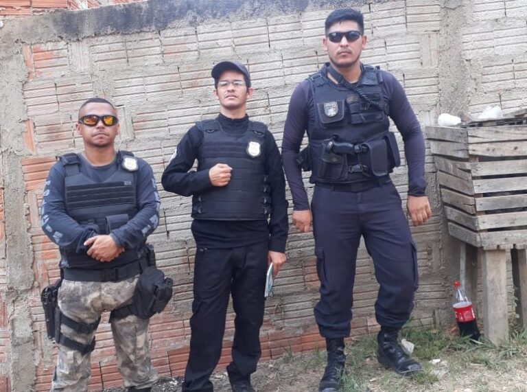 Policiais penais entregam sacolões a famílias carentes no bairro Caladinho