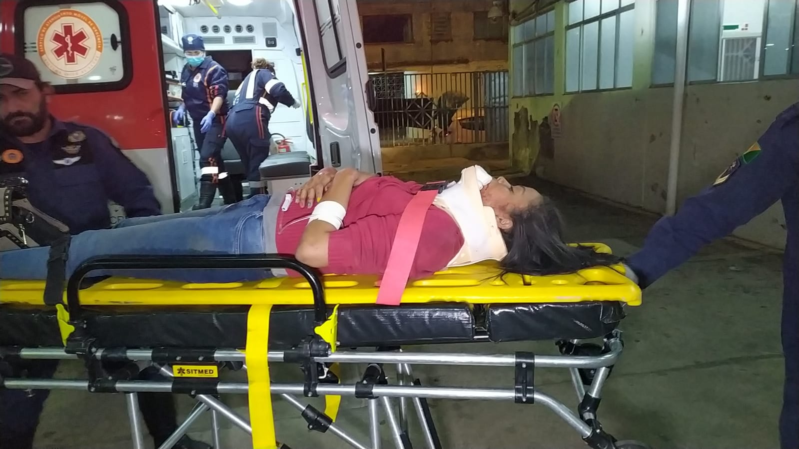 Escuridão na Via Verde: Motociclista não vê quebra-molas e é arremessada de veículo