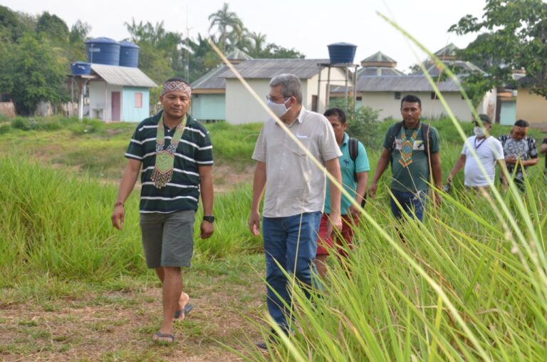Aldeia Huni Kuin recebe a visita de um secretário de Educação pela primeira vez