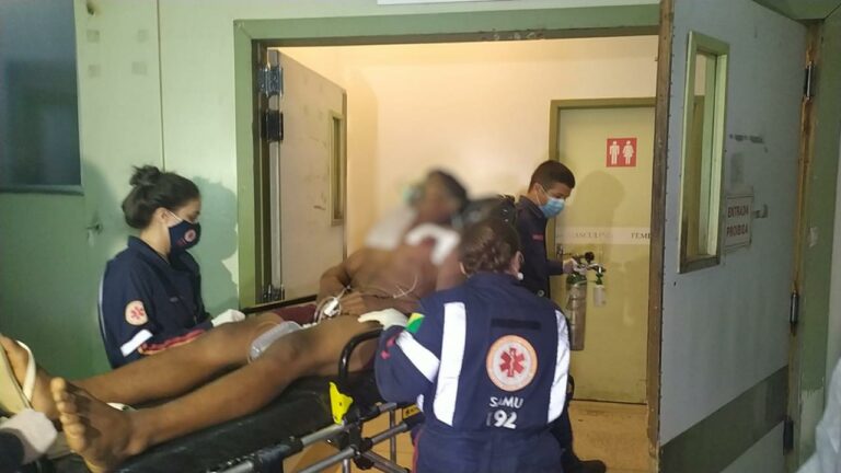 Jovem de 15 anos leva três tiros quando caminhava com amigo na Sobral