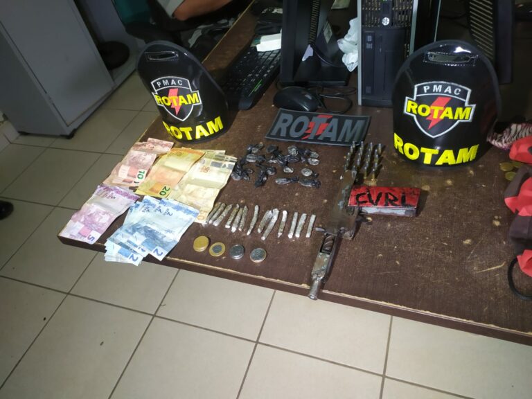 Polícia prende jovem com arma com sigla de facção, dinheiro e drogas no Acre