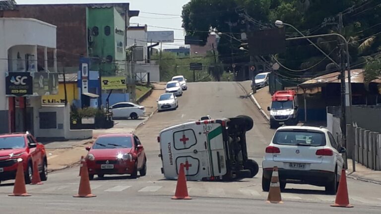 Vídeo: Ambulância do Samu tomba após bater em outro veículo, em Rio Branco