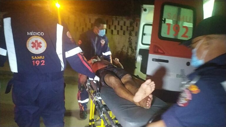Homem é atacado ao chegar em casa, leva 3 facadas e é socorrido por vizinhos