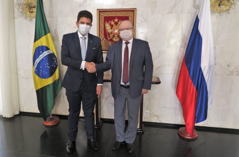 Gladson se reúne com embaixador da Rússia e pede parceria na vacina contra covid