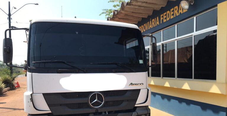 PRF apreende madeira ilegal e mais de 9 mil litros de bebidas sem nota fiscal no Acre