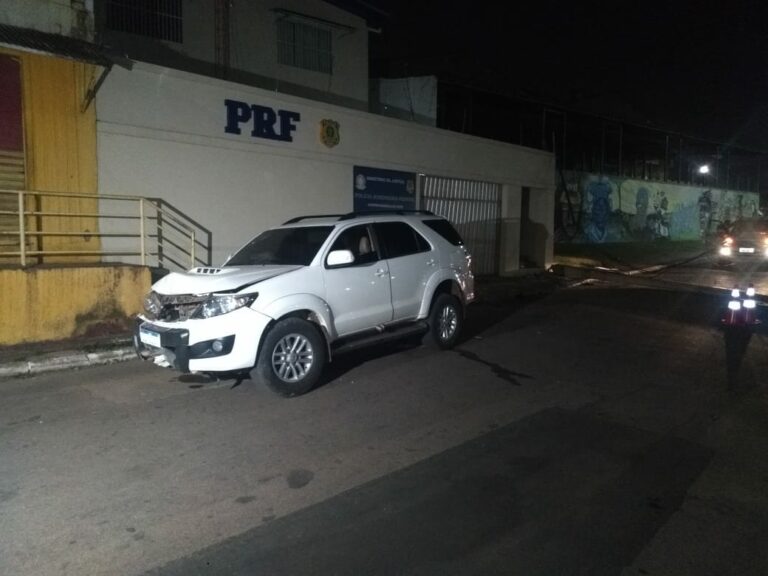 Motorista colide contra o portão da PRF, em Rio Branco; não houve feridos