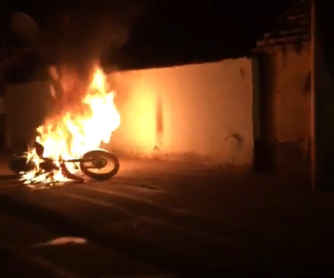 Vídeo: Após pane elétrica, motocicleta pega fogo em oficina no interior do Acre