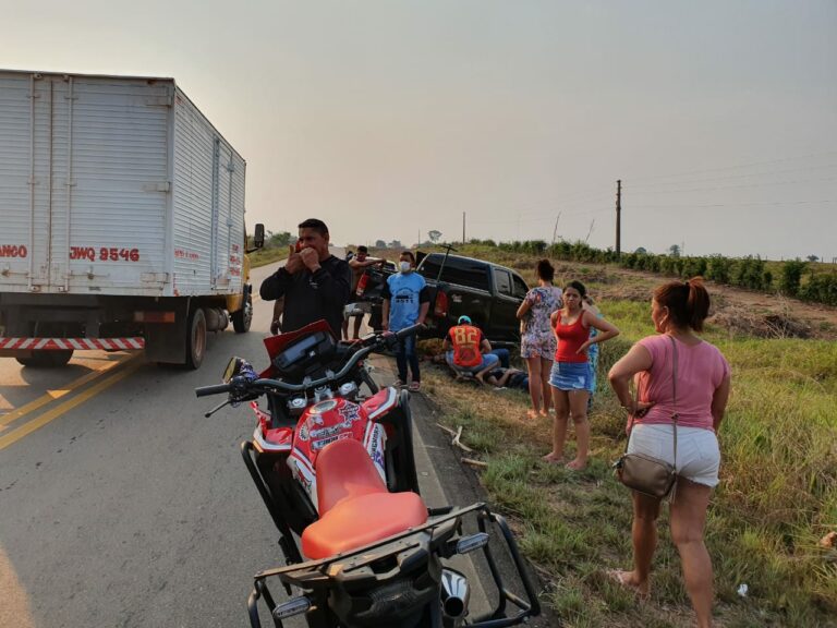 Grave acidente na estrada de Sena Madureira deixa duas pessoas feridas