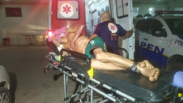 Emboscada: Monitorado é esfaqueado nas costas na frente de casa, na Capital