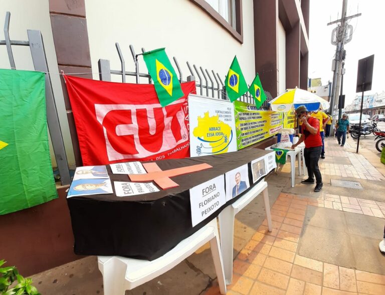 Com caixão, servidores dos Correios fazem novo protesto contra privatização no AC