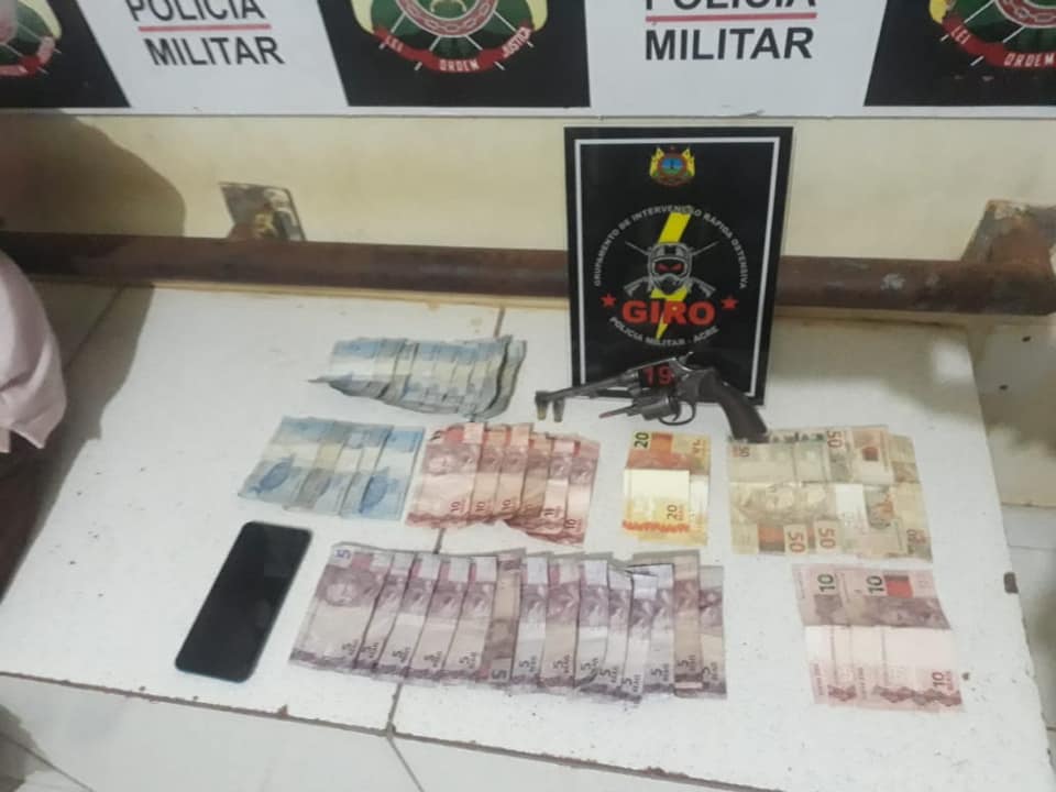 GIRO prende dupla com arma de fogo, após roubo a comércio no bairro Bosque
