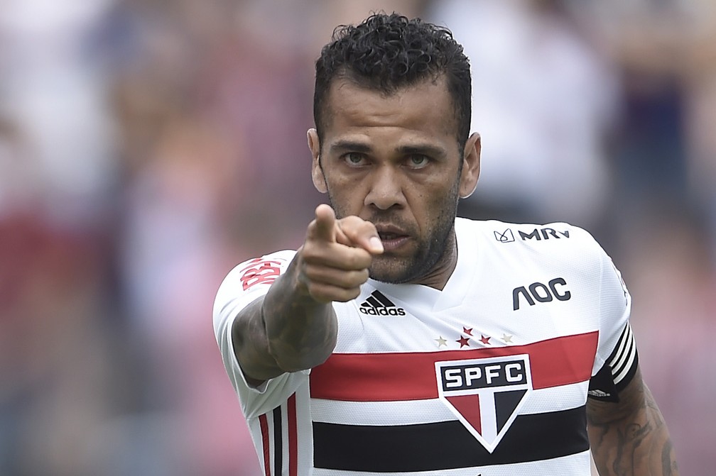 Daniel Alves passa bem após cirurgia para corrigir fratura no antebraço
