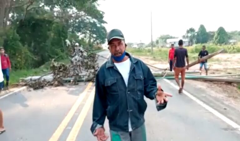 Vídeo: Sem energia elétrica, moradores fecham BR-364 entre Tarauacá e Cruzeiro do Sul