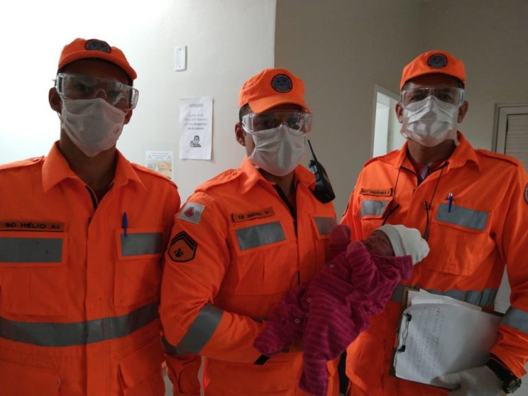 Grávida não percebe que bolsa estourou e dá à luz enquanto tomava banho