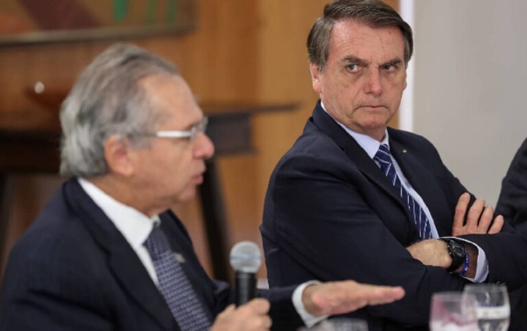 Guedes propõe parcelas de R$270 na prorrogação de auxílio e Bolsonaro defende R$300