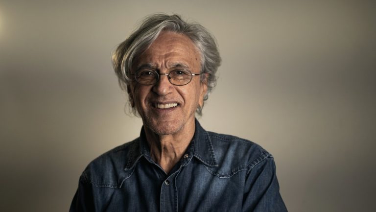 Caetano Veloso comemora 78 anos em live com os filhos nesta sexta