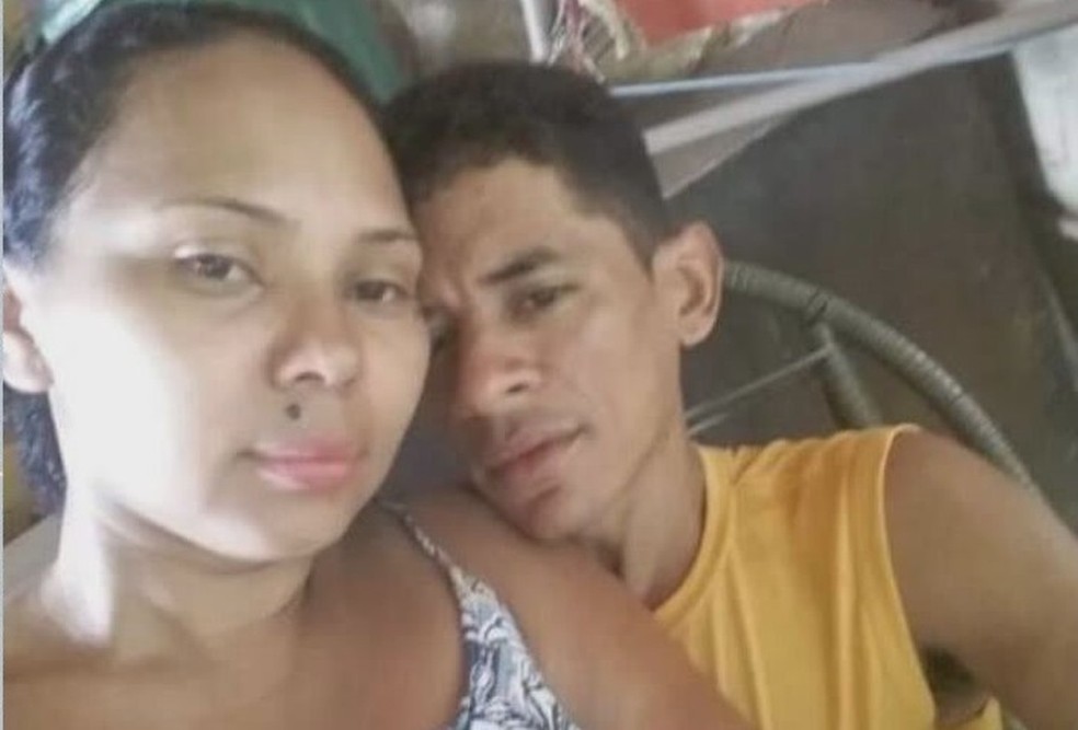 Homem mata companheira a facadas e publica foto do corpo nas redes sociais