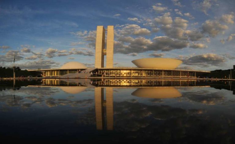 Maioria dos deputados federais do AC vota a favor do congelamento de salário dos servidores