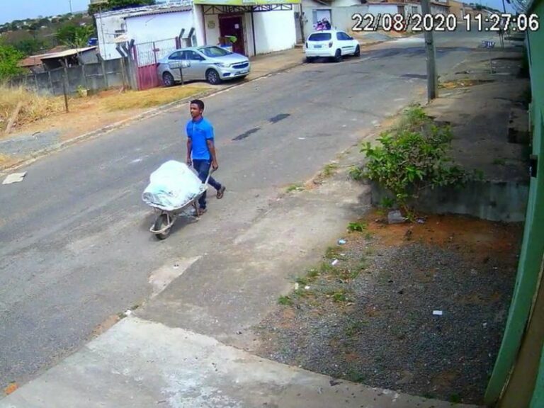 Homem parou para comprar cigarro enquanto carregava corpo em carrinho de mão; veja vídeo