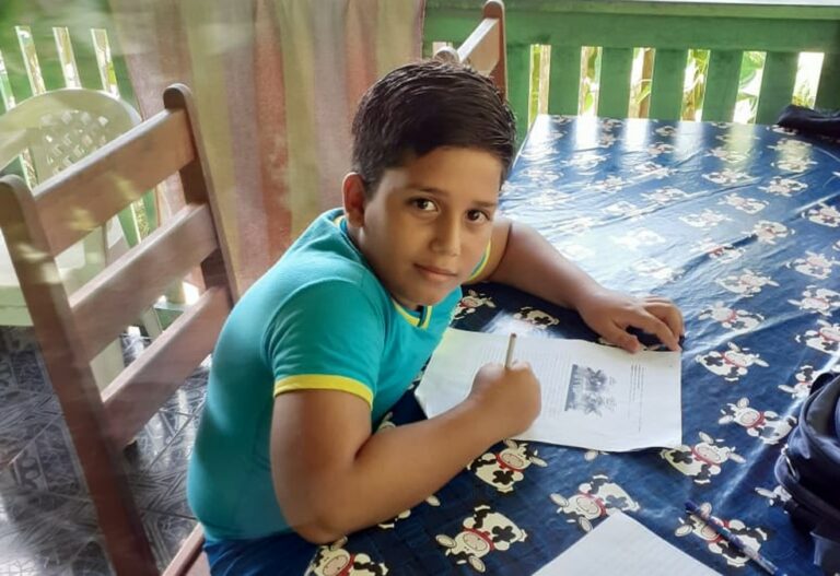Menino de 11 anos morre com choque ao usar celular que estava carregando