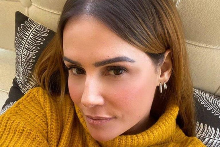 Aos 42 anos, Deborah Secco posa de biquíni mínimo e ostenta corpão definido