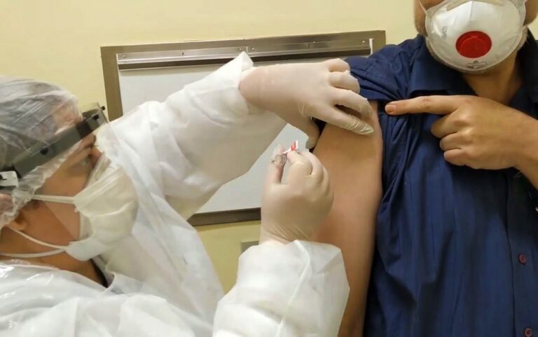 Candidata a vacina contra Covid-19 testada no Brasil é aprovada para uso emergencial